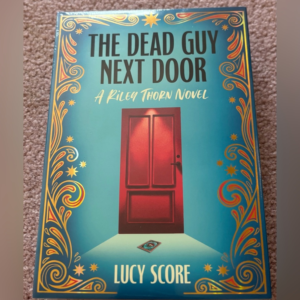 The Dead Guy Next Door - Lucy Score